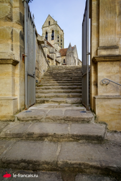 Церковь успения Божьей Матери Овер-сюр-Уаза (Église Notre-Dame-de-l'Assomption d'Auvers-sur-Oise). Ее рисовал Ван Гог. Ты подходишь к ней, до боли знакомой по картине, и сносит башку от чувства какой-то нереальности. Фото: Илья Думов, le-francais.ru